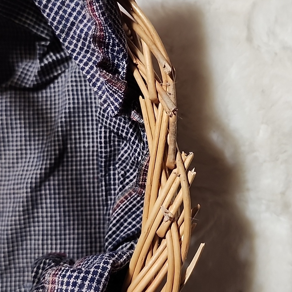 Wicker Basket with Blue Checkered Cloth. SEE PHOTOS !! - Picture 5 of 7